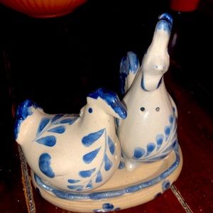 Vintage Cracker Barrel Hen & Rooster Shaker Set